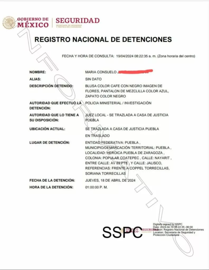 Detalles del caso y captura

María Consuelo “N”, conocida como “La Mataperros”, ha sido detenida nuevamente por las autoridades en Puebla tras haber vendido carne de perro para tacos. Fue capturada el 18 de abril en su domicilio de la colonia Popular Coatepec, Heroica Puebla. La Policía Ministerial y de Investigación llevó a cabo la operación tras cinco años de su primera detención.

Antecedentes del caso

En 2019, María Consuelo fue investigada por secuestrar mascotas, principalmente perros, y vender su carne. Durante su primera detención, la policía encontró alrededor de 50 mascotas hacinadas en su casa y carne de perros y gatos almacenada. Aunque inicialmente fue liberada y recibió asesoramiento psicológico, la presión de activistas y el Movimiento Animalista llevaron a la reapertura del caso y a la emisión de una nueva orden de aprehensión.

Reacciones y consecuencias

El caso ha generado indignación entre los protectores de animales y ha reavivado debates sobre el trato a los animales y la seguridad alimentaria. María Consuelo ahora enfrenta cargos por maltrato animal y violaciones a las normas de salud pública, estando detenida a la espera de juicio.